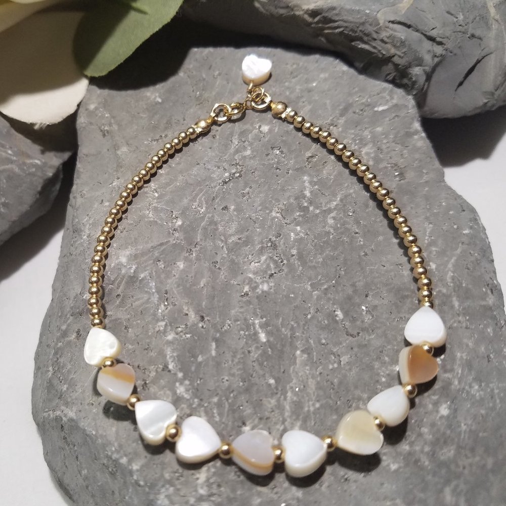 Seashell Heart Bead Bracelet Mother of Pearl - Picture 3 of 6